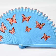 Abanico pintado a mano con un diseño de mariposas vintage